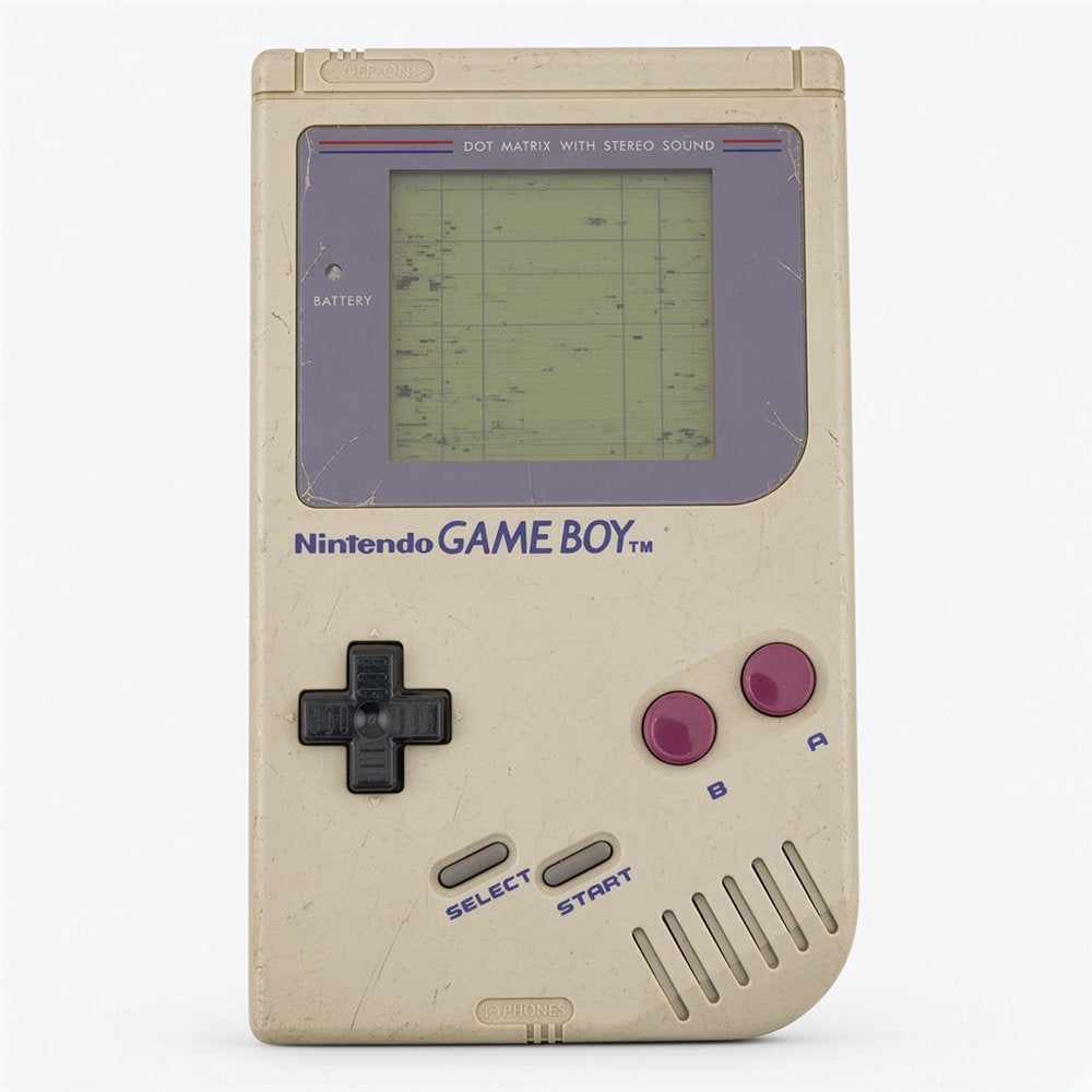 Game Boy vor der Reparatur: vergilbtes Gehäuse, zerkratzte Scheibe